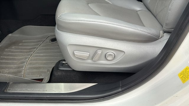 2022 Toyota Highlander Hybrid Platinum