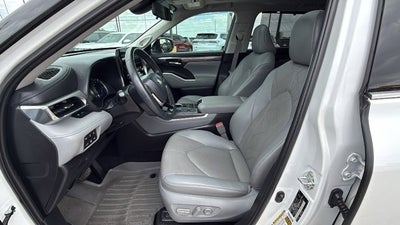 2022 Toyota Highlander Hybrid Platinum