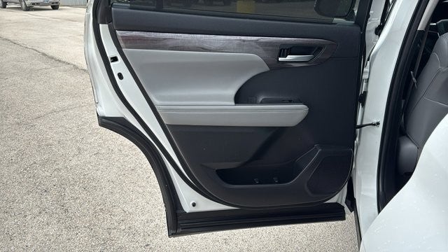 2022 Toyota Highlander Hybrid Platinum