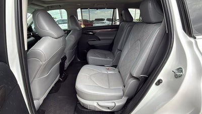 2022 Toyota Highlander Hybrid Platinum