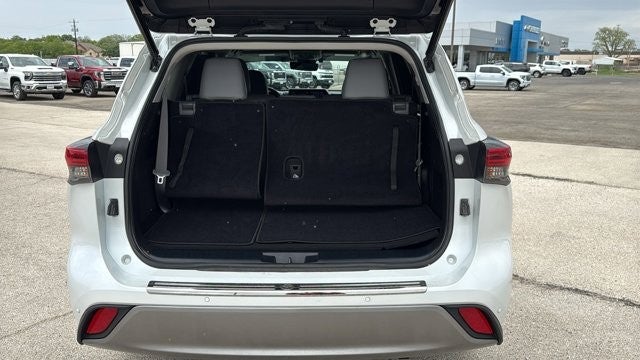 2022 Toyota Highlander Hybrid Platinum