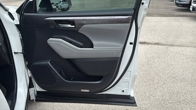 2022 Toyota Highlander Hybrid Platinum