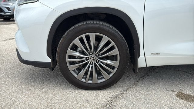 2022 Toyota Highlander Hybrid Platinum