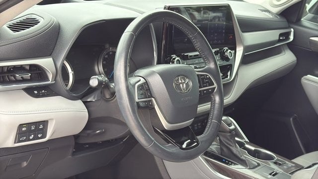 2022 Toyota Highlander Hybrid Platinum