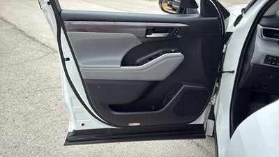 2022 Toyota Highlander Hybrid Platinum