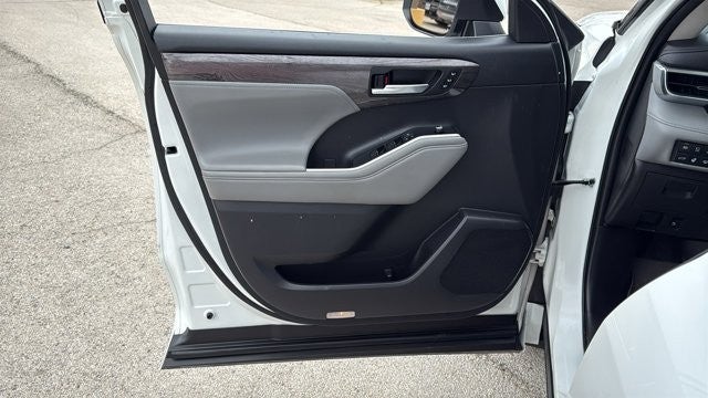 2022 Toyota Highlander Hybrid Platinum