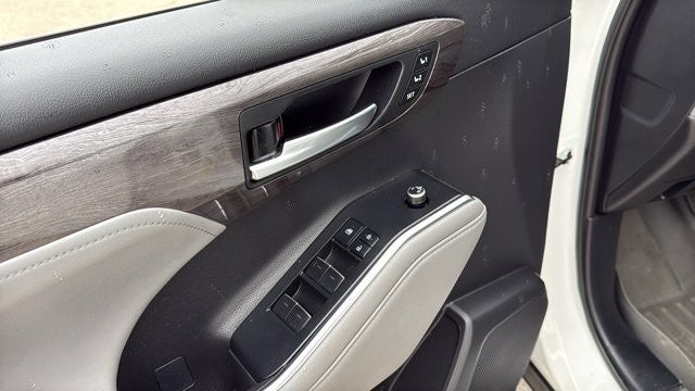 2022 Toyota Highlander Hybrid Platinum